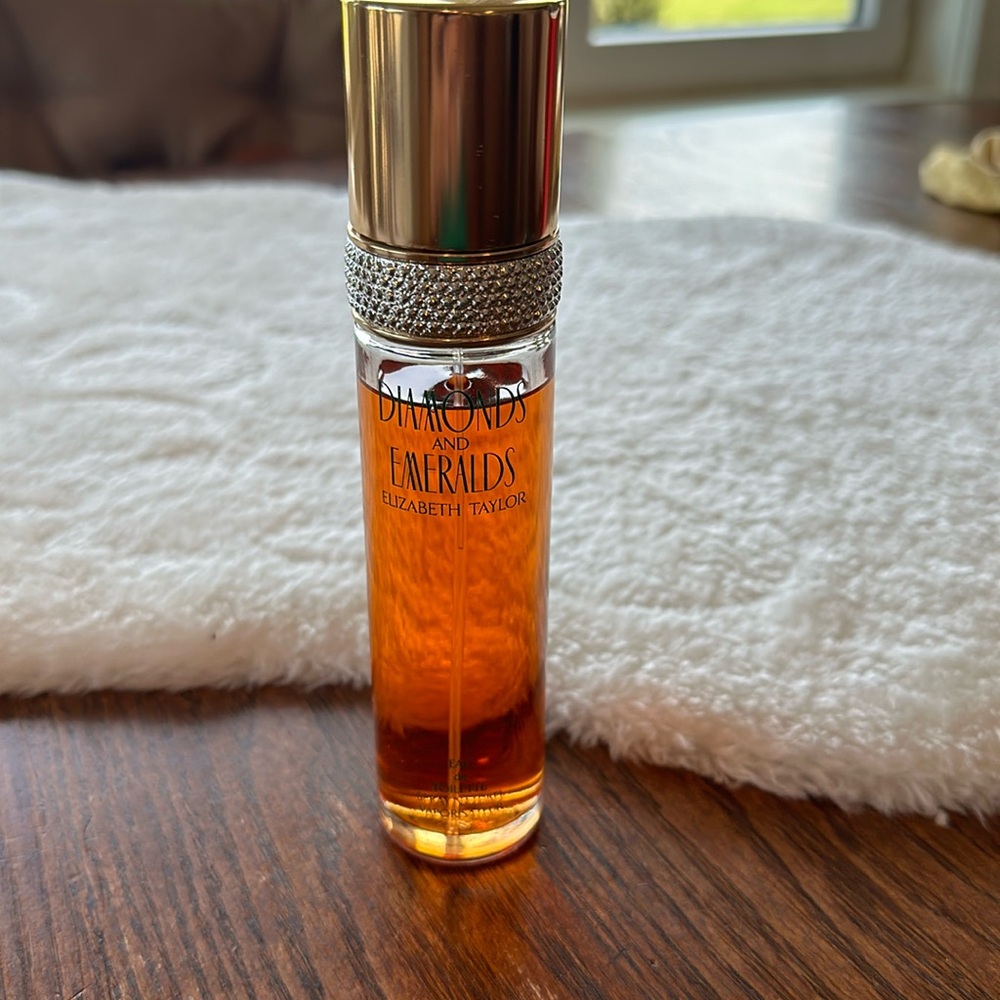 Diamomds and emeralds perfume